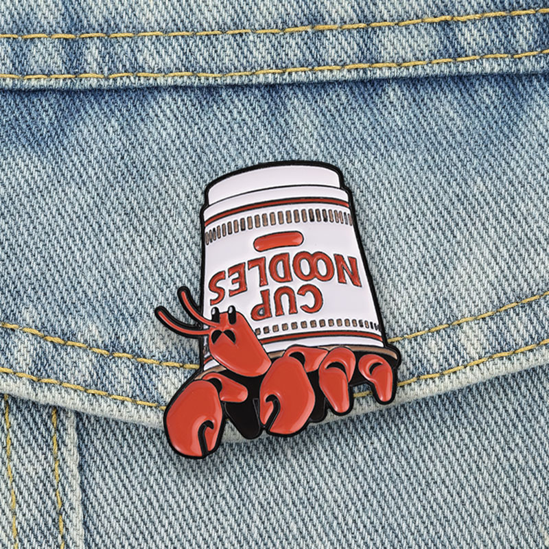 Zinc Food Snacks - Hummer-Cup-Noodles-Emaille-Pins, Lebensmittel-Meme-Brosche, niedliches Meeresfrüchte-Instant-Nudel-Abzeichen, Retro-Cartoon-Snack-Schmuck, Geschenk